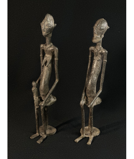 Couple d'anciens assis -...